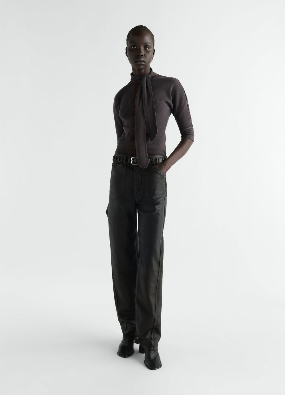 T-shirt Ascot en jersey côtelé lin et coton, coloris marron foncé, porté par un mannequin, vue de face