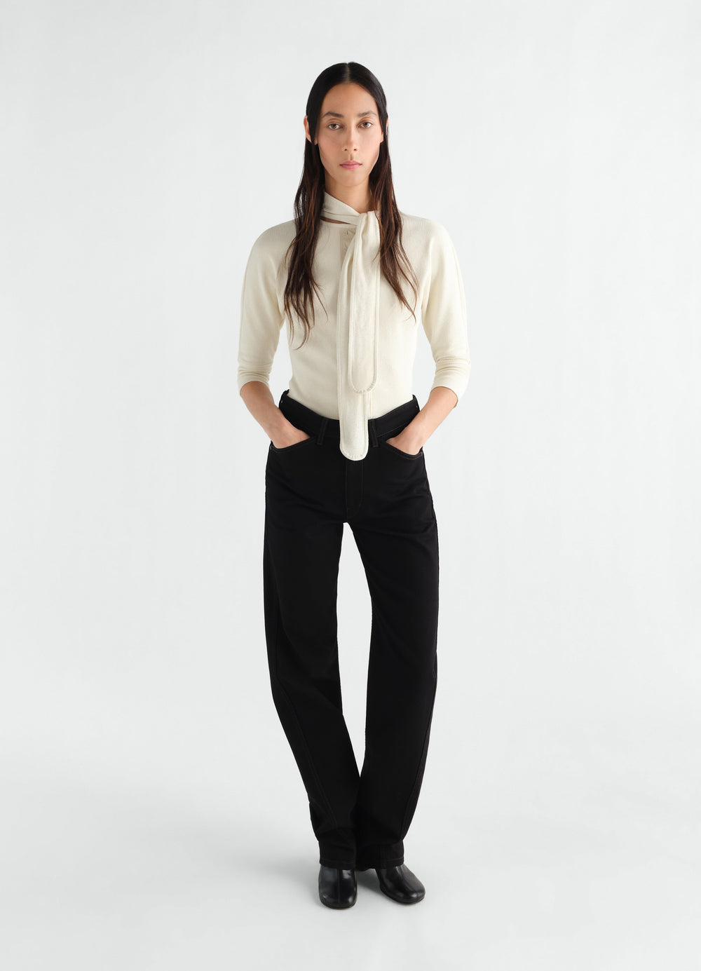 T-shirt Ascot en jersey côtelé lin et coton, coloris écru, porté par un mannequin, vue de face