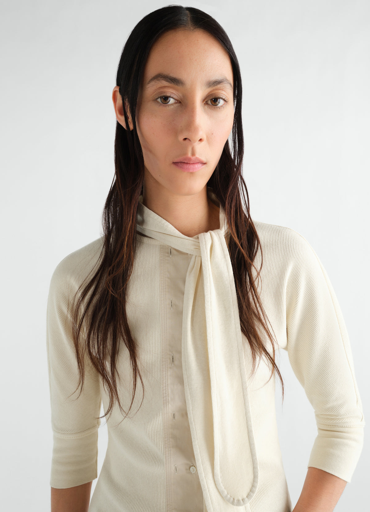 T-shirt Ascot en jersey côtelé lin et coton, coloris crème, porté par un mannequin, vue de face