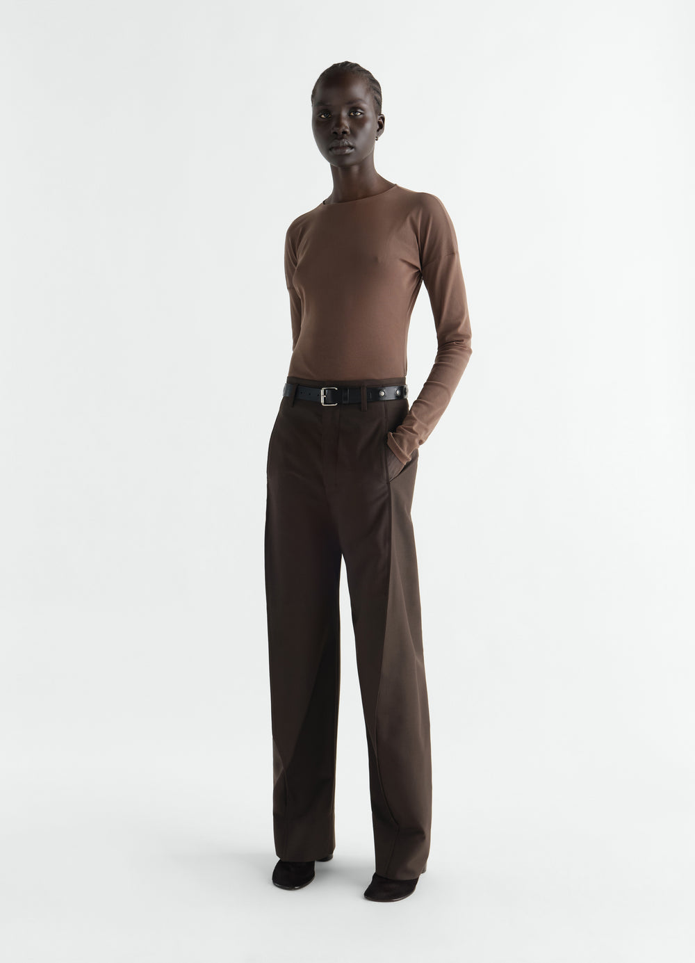 Top à manches longues façon ballerine en jersey mesh, coloris marron, porté par un mannequin, vue de face, manches visibles