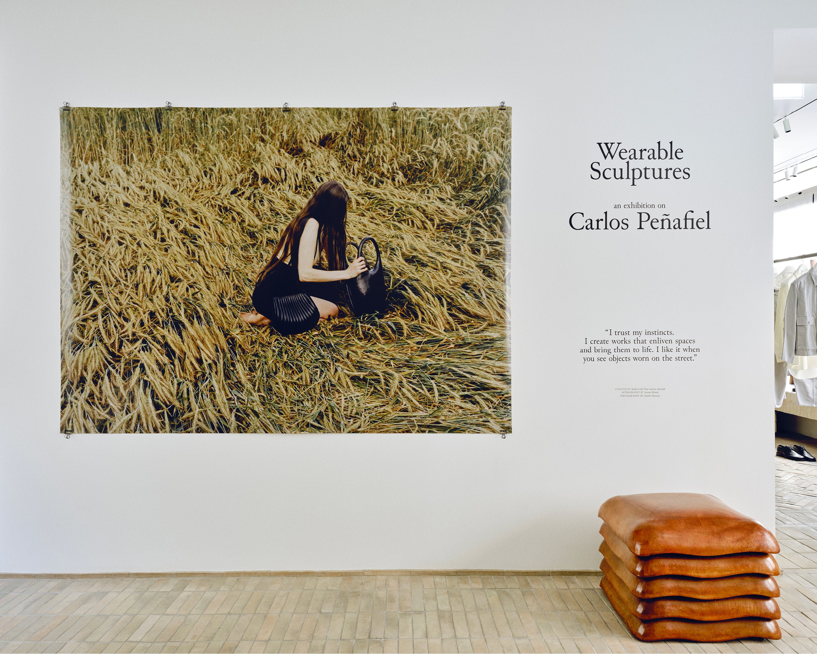 Black leather handbag in Black leather, Side view Minimal design