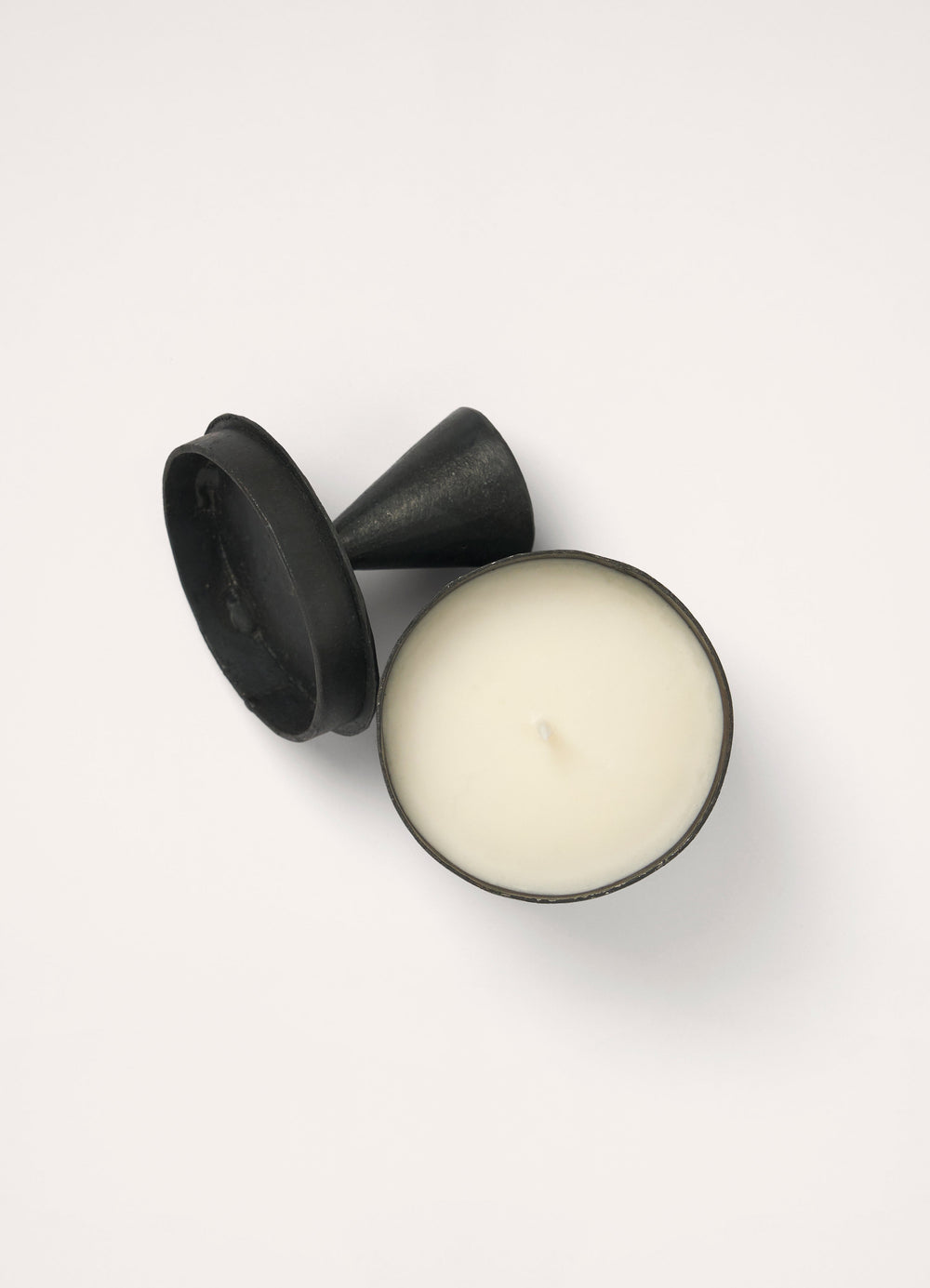 BOIS D’ORAGE Candle in Black Hand-Poured Wax, product shot, top view lid off wax centered