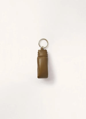 詰め物入りキーホルダー - Dark Olive - ソフトナッパレザー - ユニ