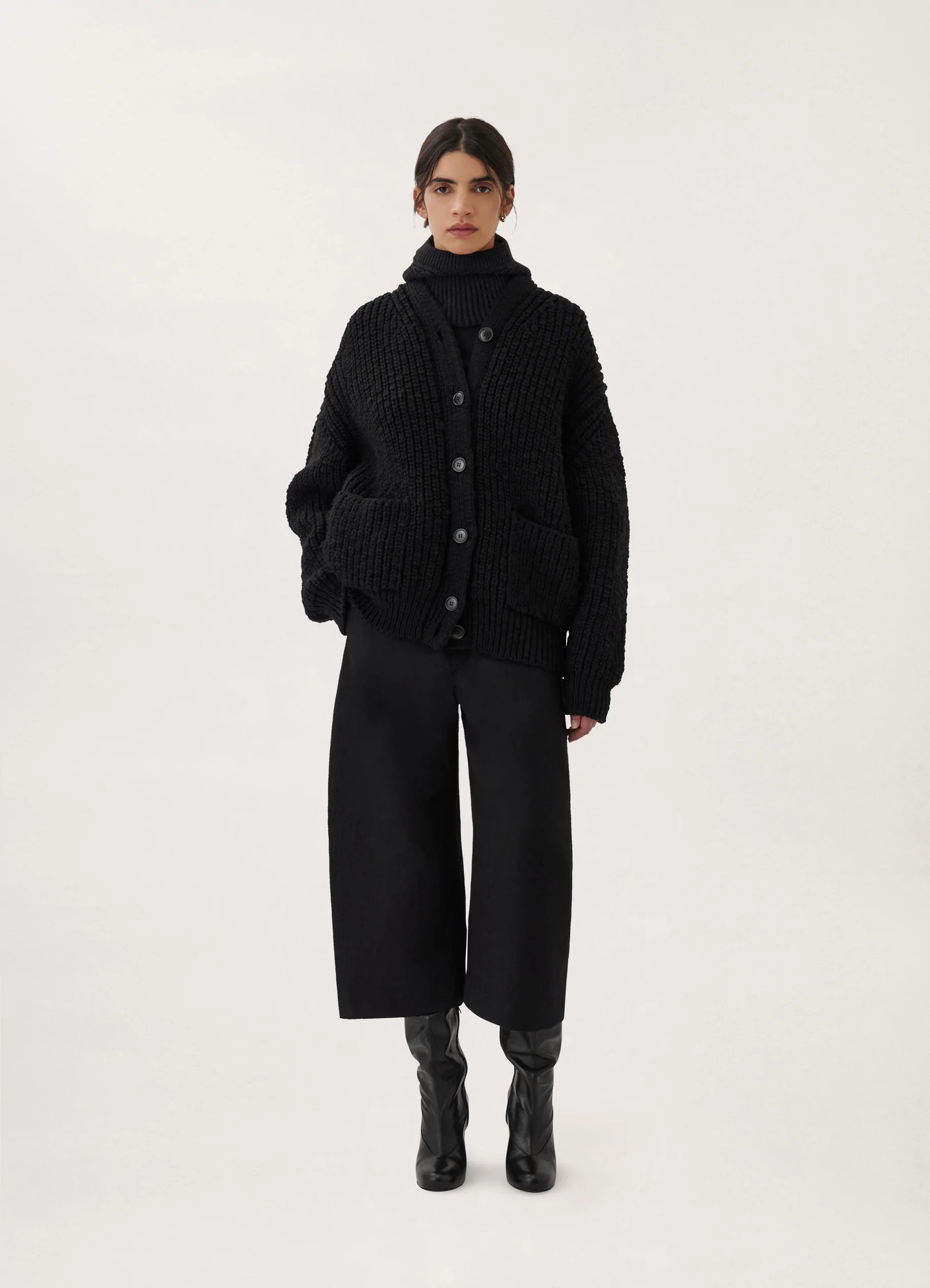 Chunky cardigan in black thick wool, model shot, full body front view oversized fit with pockets